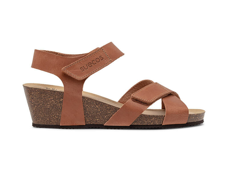 Suecos sandalen met sleehak zijaanzicht model idun cognac met bruine zool en klittenbandsluiting