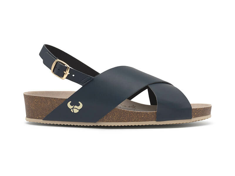 Suecos sandalen met sleehak zijaanzicht model dahlia navy met beige zool en verstelbaar bandje